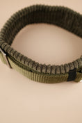 Bild in Galerie-Betrachter laden, Halsband "Pure Elegance" - Olive mit Cord
